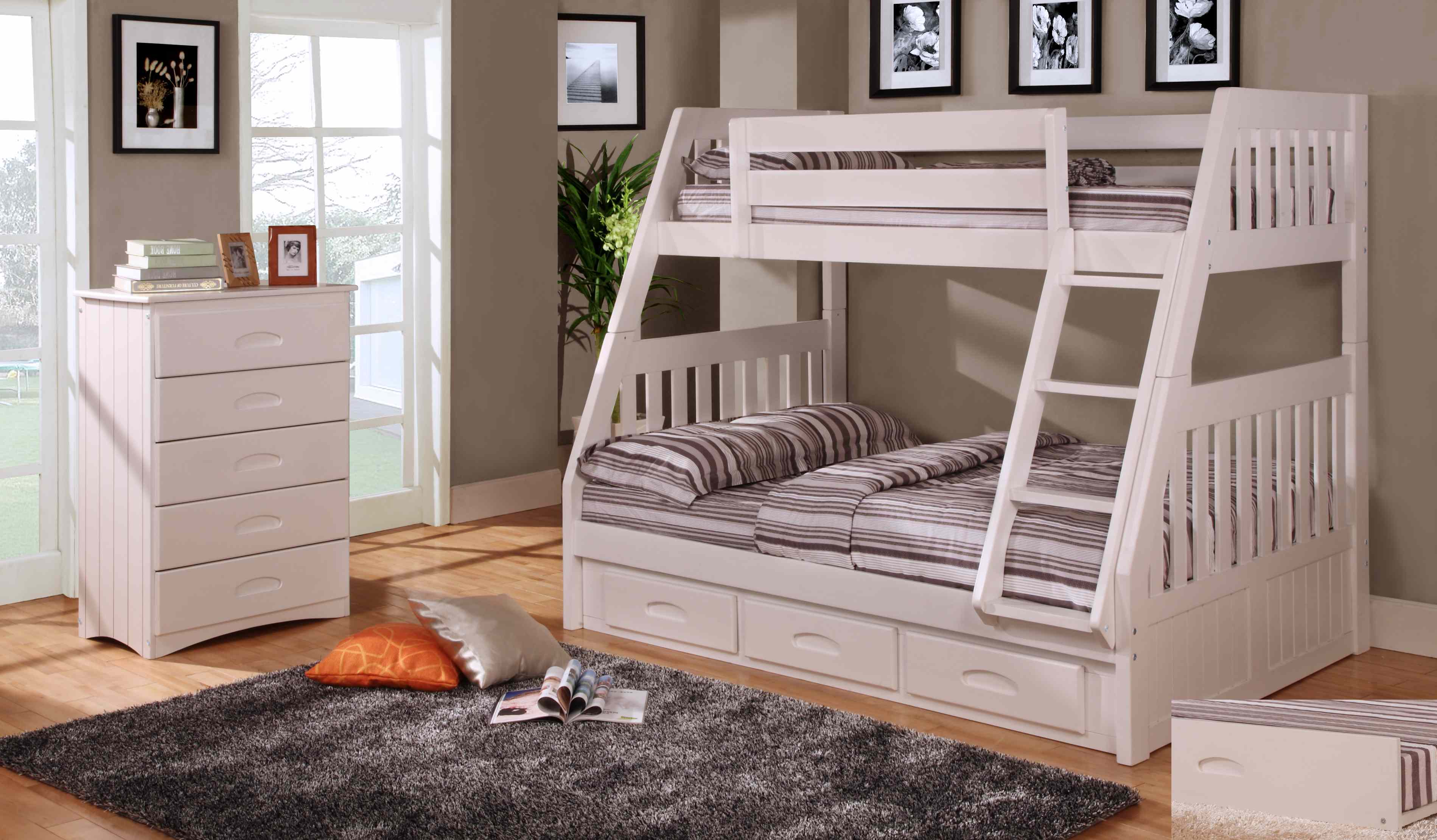 двухъярусная кровать с кроватью внизу для родителей